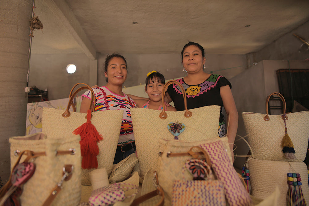 Women artisans, hands that support the family economy